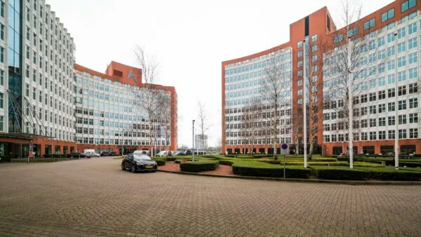 Kantoorgebouwen aan de George Hintzenweg met symmetrische architectuur en verzorgde beplanting op de voorgrond.